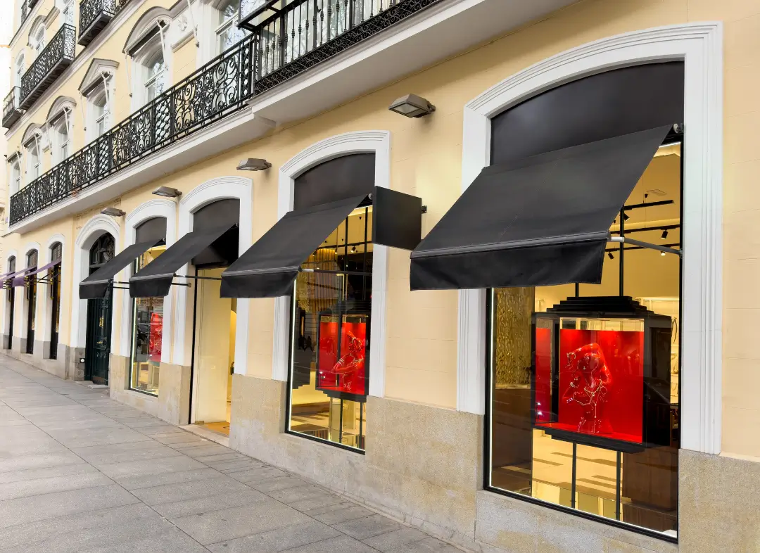 Façade vitrine de magasin en aluminium sur mesure à Sèvremont
